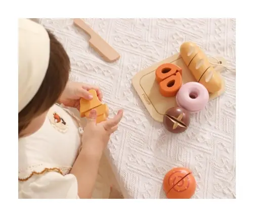 Cutting Bread Multicolor