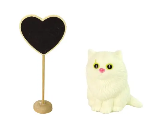 Lelle Emily ar baltu kaķēnu Lelle Emily ar baltu kaķēnu