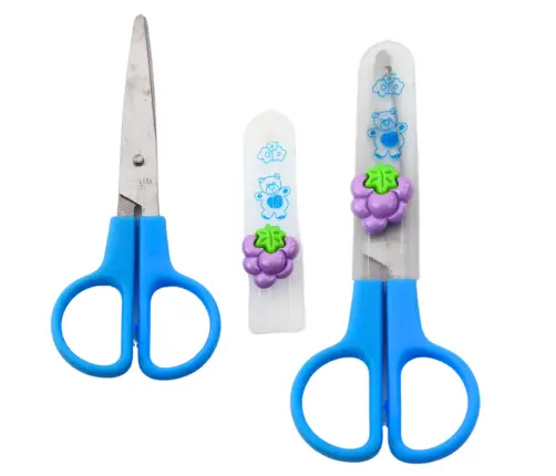 Two-handed school scissors with safety cap Mix 12cm