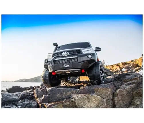 Divvietīgs bērnu elektromobilis Toyota Hilux Black Painted Divvietīgs bērnu elektromobilis Toyota Hilux Black Painted