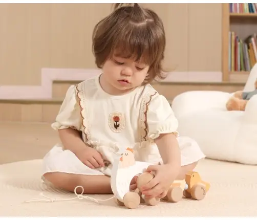 Viga 44285 PolarB Drewniana zabawka do ciągnięcia – kura z kurczaczkami