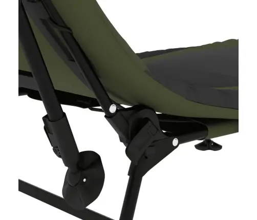 Gultas Žvejybai Su Padukus Nuo Purvo Turinčiomis Kojomis