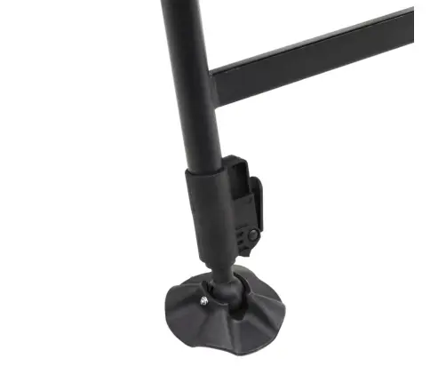 Gultas Žvejybai Su Padukus Nuo Purvo Turinčiomis Kojomis