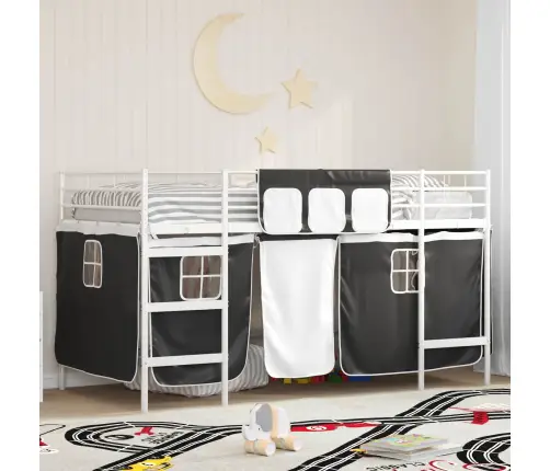 Laste Lofti Voodi Raam, Millel On Kardinad Valge Ja Must