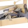 Koka darbnīca ar instrumentiem uz galda DIY komplekts