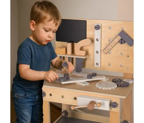 Koka darbnīca ar instrumentiem uz galda DIY komplekts