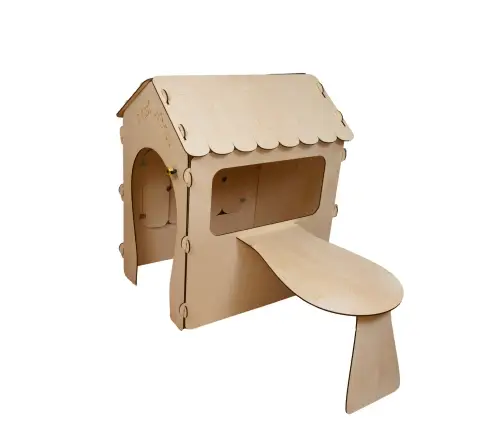 Koka bērnu māja ar tāfeli un galdu