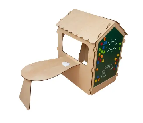 Koka bērnu māja ar tāfeli un galdu