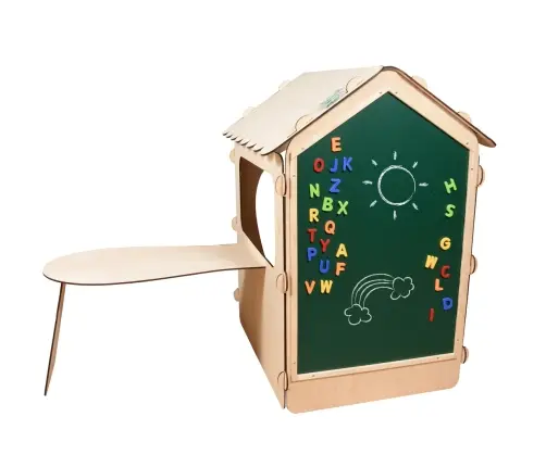 Koka bērnu māja ar tāfeli un galdu