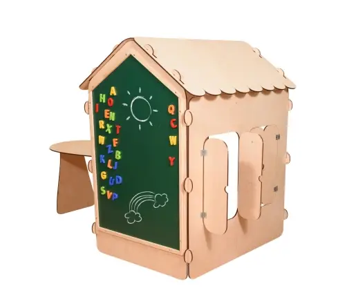 Koka bērnu māja ar tāfeli un galdu