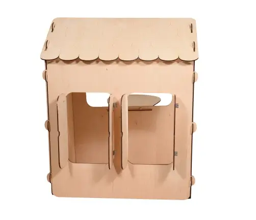 Koka bērnu māja ar tāfeli un galdu