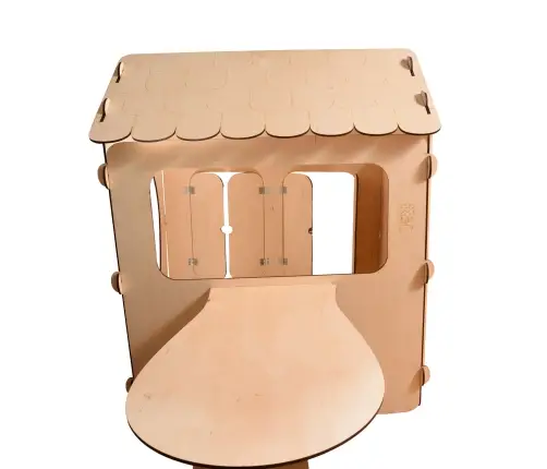 Koka bērnu māja ar tāfeli un galdu