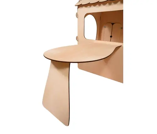 Koka bērnu māja ar tāfeli un galdu