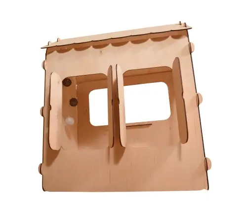 Koka bērnu māja ar tāfeli un galdu