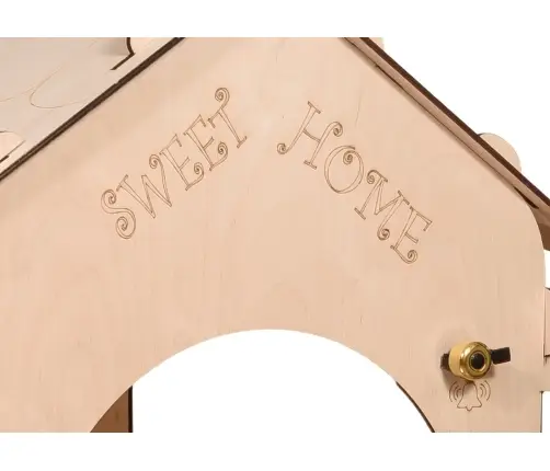 Koka bērnu māja ar tāfeli un galdu