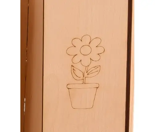 Koka bērnu māja ar tāfeli un galdu