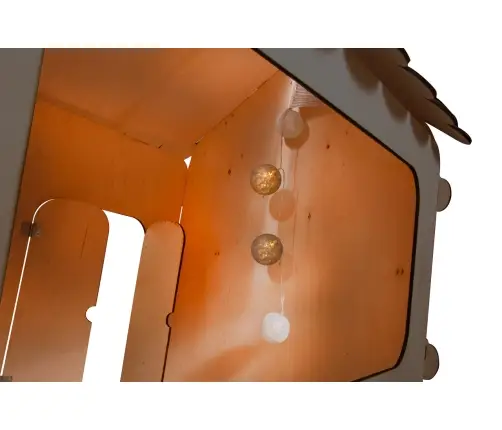 Koka bērnu māja ar tāfeli un galdu