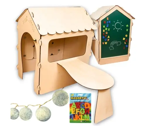 Koka bērnu māja ar tāfeli un galdu