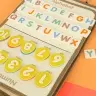 Sensorā sensorā montessori manipulatīvā tāfele dinozauru gadījumā