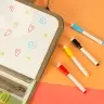 Sensorā sensorā montessori manipulatīvā tāfele dinozauru gadījumā